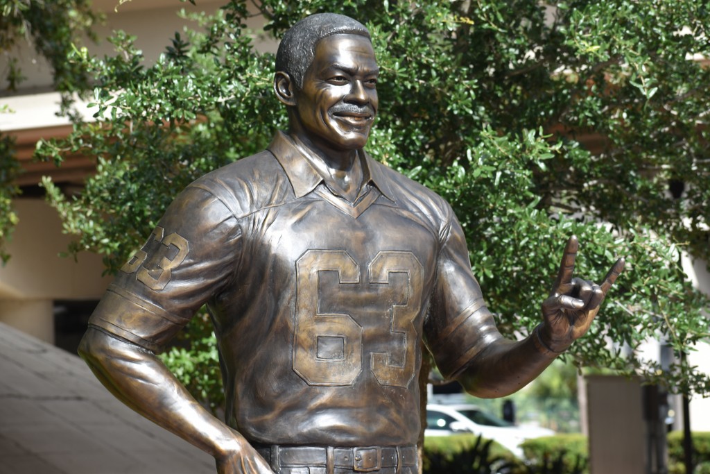 Lee Roy Selmon statue unveiled